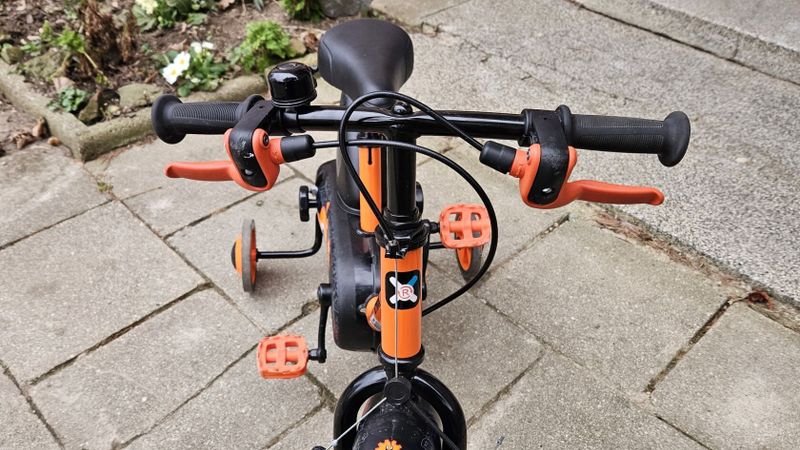 Dětské kolo BTWIN 500 Robot velikost 14", pro děti 3 až 5 let, vybavené stabilizačními kolečky.
