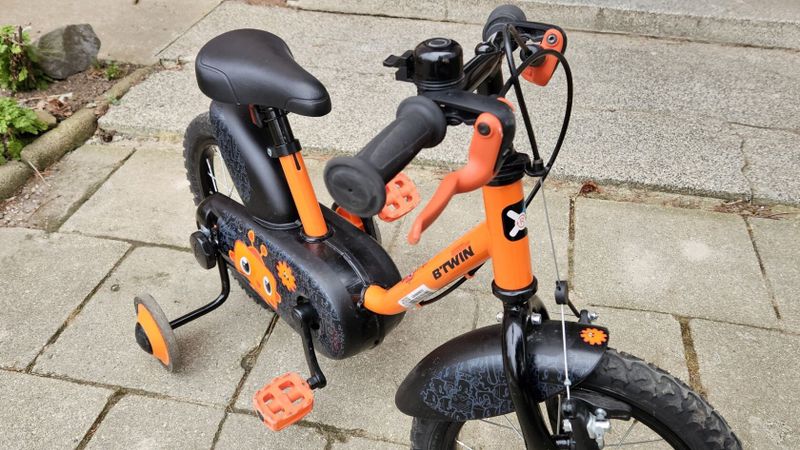 Dětské kolo BTWIN 500 Robot velikost 14", pro děti 3 až 5 let, vybavené stabilizačními kolečky.