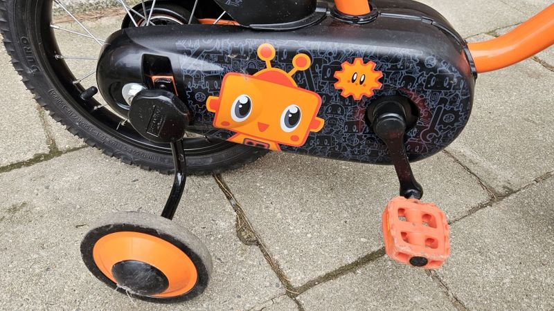 Dětské kolo BTWIN 500 Robot velikost 14", pro děti 3 až 5 let, vybavené stabilizačními kolečky.