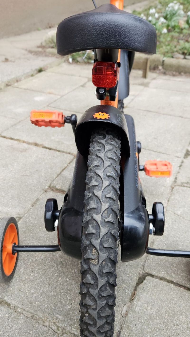 Dětské kolo BTWIN 500 Robot velikost 14", pro děti 3 až 5 let, vybavené stabilizačními kolečky.