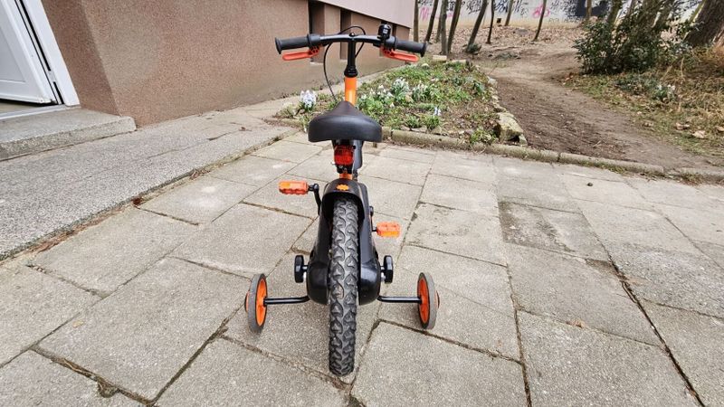 Dětské kolo BTWIN 500 Robot velikost 14", pro děti 3 až 5 let, vybavené stabilizačními kolečky.