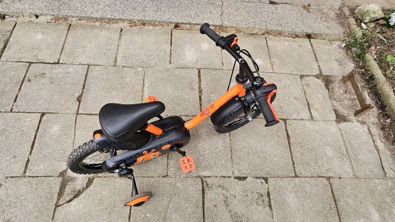 Dětské kolo BTWIN 500 Robot velikost 14", pro děti 3 až 5 let, vybavené stabilizačními kolečky.