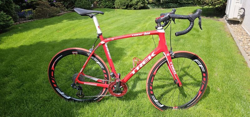 PRODÁM ŠPIČKOVÉ SKORO NEJETÉ SILNIČNÍ KARBONOVÉ KOLO TREK DOMANE SLR 7 