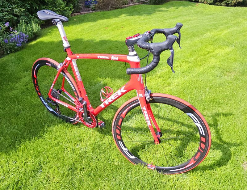 PRODÁM ŠPIČKOVÉ SKORO NEJETÉ SILNIČNÍ KARBONOVÉ KOLO TREK DOMANE SLR 7 