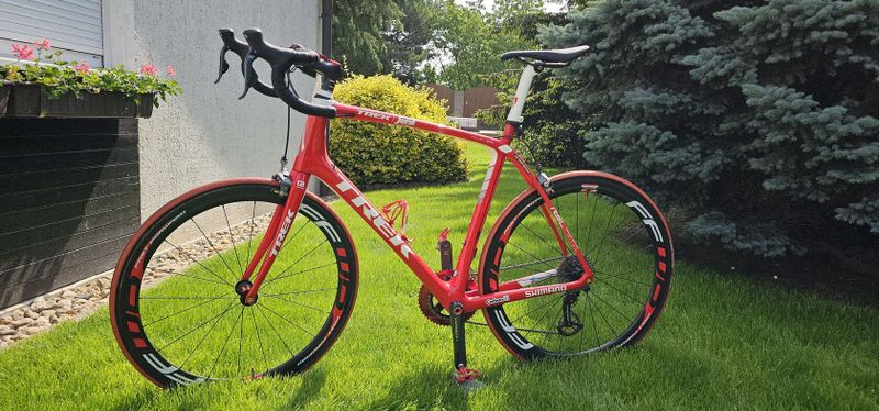 PRODÁM ŠPIČKOVÉ SKORO NEJETÉ SILNIČNÍ KARBONOVÉ KOLO TREK DOMANE SLR 7 