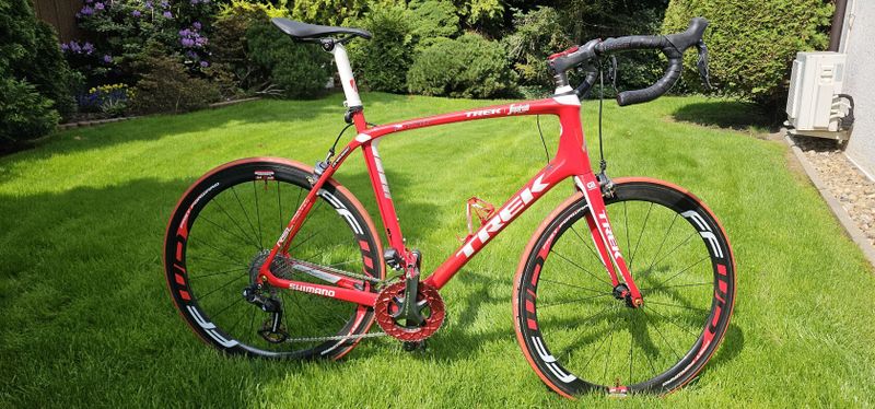 PRODÁM ŠPIČKOVÉ SKORO NEJETÉ SILNIČNÍ KARBONOVÉ KOLO TREK DOMANE SLR 7 