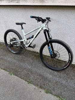 Commencal clash