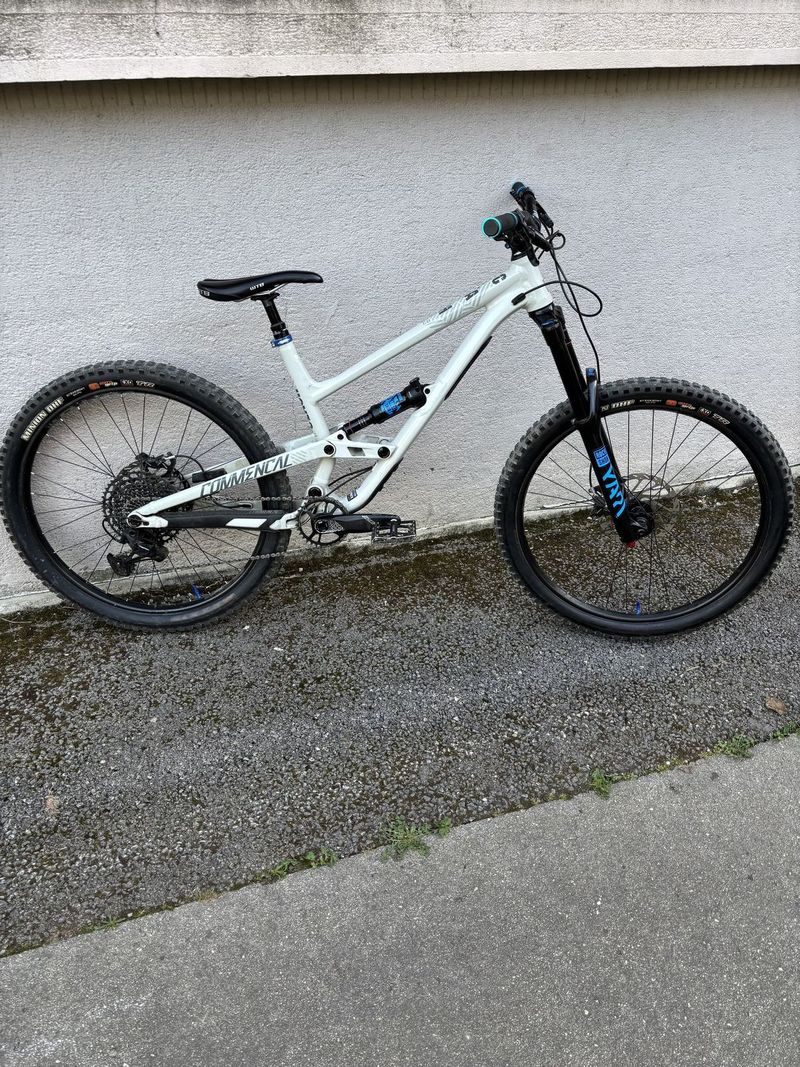 Commencal clash