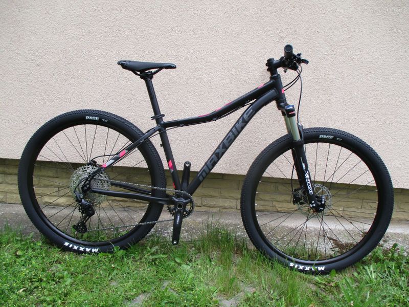 Nové 29" kolo Maxbike M509D 17", vzduch. vidlice Suntour Raidon, Shimano Deore1x11, pevná osa