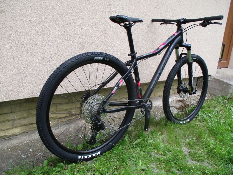 Nové 29" kolo Maxbike M509D 17", vzduch. vidlice Suntour Raidon, Shimano Deore1x11, pevná osa