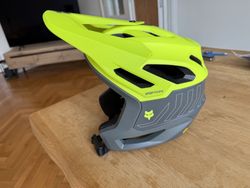 Nepoužitá nová helma Fox Dropframe Pro 51-55 cm