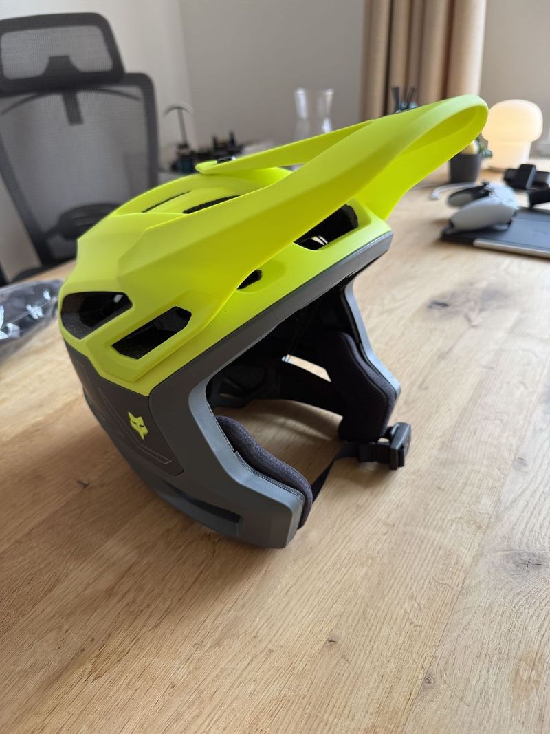 Nepoužitá nová helma Fox Dropframe Pro 51-55 cm