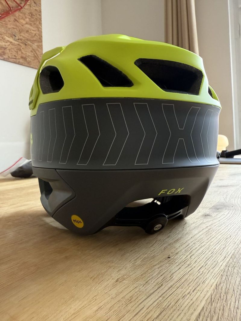 Nepoužitá nová helma Fox Dropframe Pro 51-55 cm