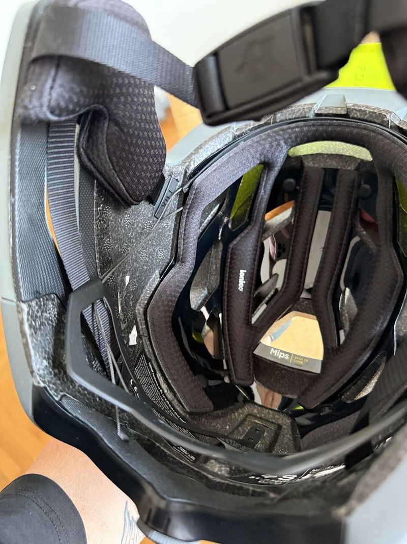 Nepoužitá nová helma Fox Dropframe Pro 51-55 cm