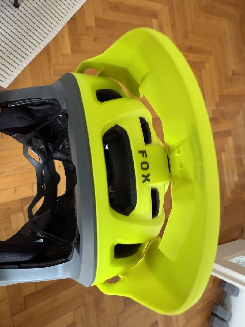 Nepoužitá nová helma Fox Dropframe Pro 51-55 cm