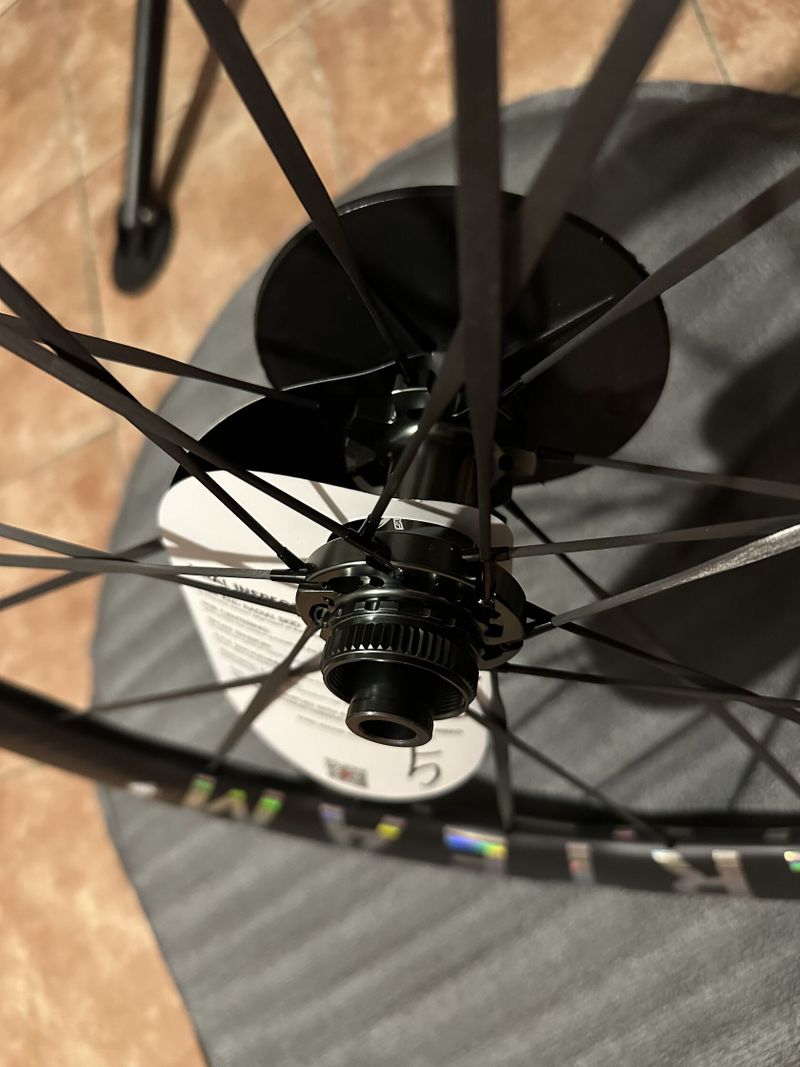 Superteam All-Carbon Ultra (1385g, karbonové špice)