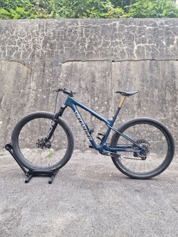 Prodám Specialized EPIC WorldCup PRO - "M", Gloss deep Lake Metallic/Chrome