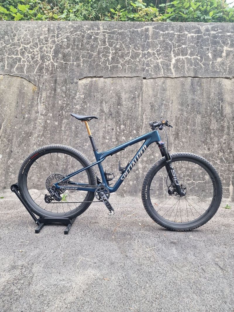 Prodám Specialized EPIC WorldCup PRO - "M", Gloss deep Lake Metallic/Chrome