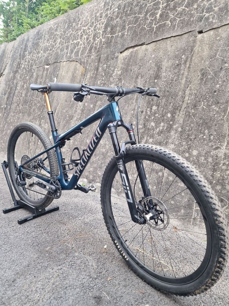 Prodám Specialized EPIC WorldCup PRO - "M", Gloss deep Lake Metallic/Chrome