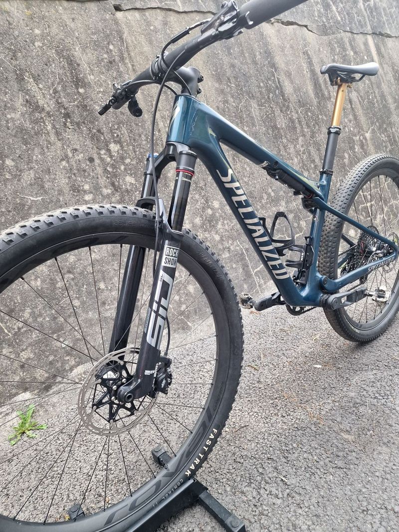 Prodám Specialized EPIC WorldCup PRO - "M", Gloss deep Lake Metallic/Chrome