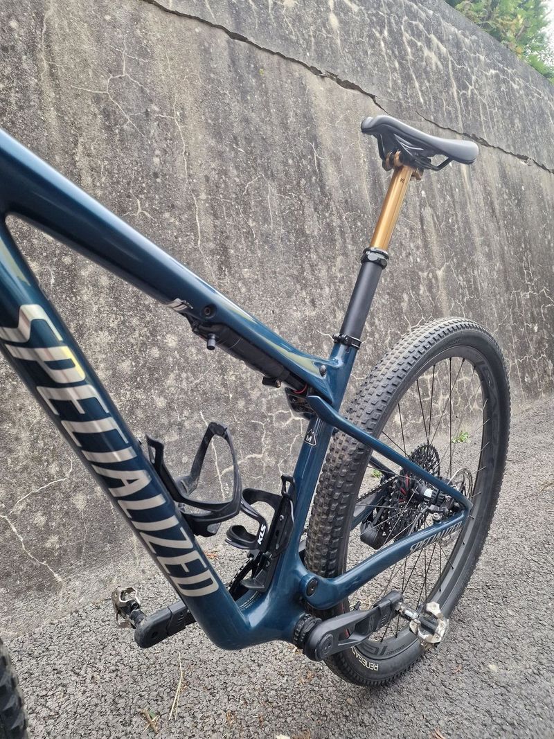 Prodám Specialized EPIC WorldCup PRO - "M", Gloss deep Lake Metallic/Chrome