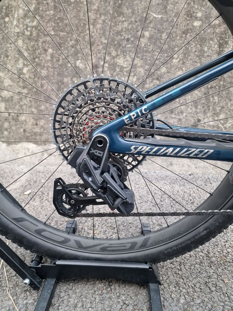 Prodám Specialized EPIC WorldCup PRO - "M", Gloss deep Lake Metallic/Chrome