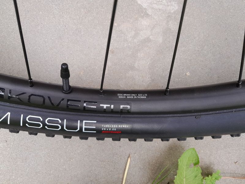 29 Pár Zapletených kol Bontrager Kovee TLR, nové, nejeté, Shimano HG ořech
