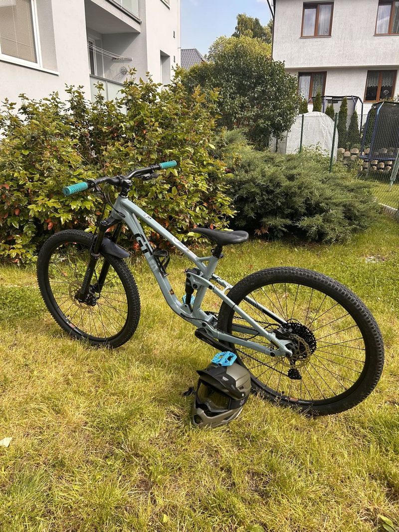 Prodávám kolo gt sensor sport.žádné zlomeniny a je ihned k ježdění.
