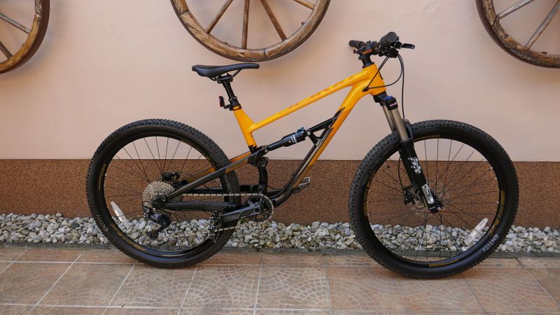CELOODPRUŽENÉ HORSKÉ KOLO Polygon ·Siskiu D6 FS 29"
