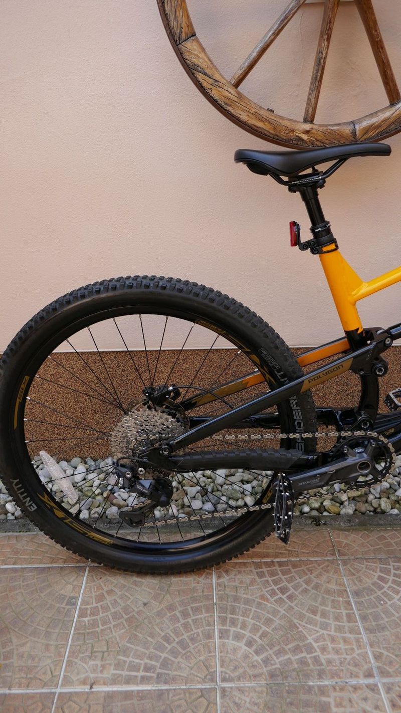 CELOODPRUŽENÉ HORSKÉ KOLO Polygon ·Siskiu D6 FS 29"