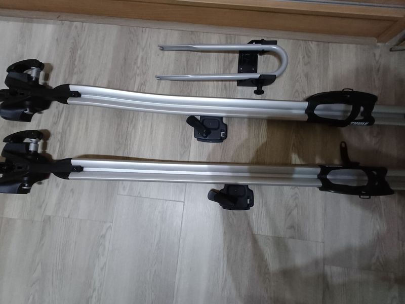 Prodám uzamykatelné střešní nosiče na kolo THULE OutRide 561 (upevnění za přední vidlici) + držák př