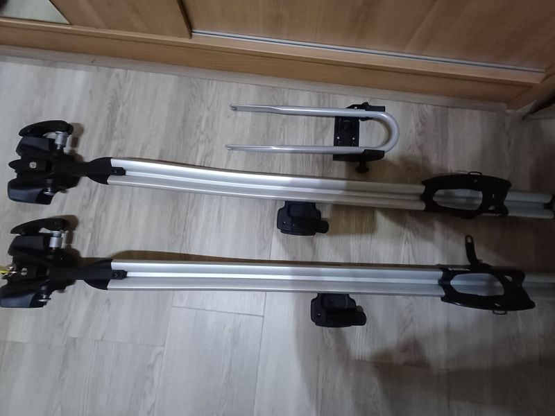 Prodám uzamykatelné střešní nosiče na kolo THULE OutRide 561 (upevnění za přední vidlici) + držák př