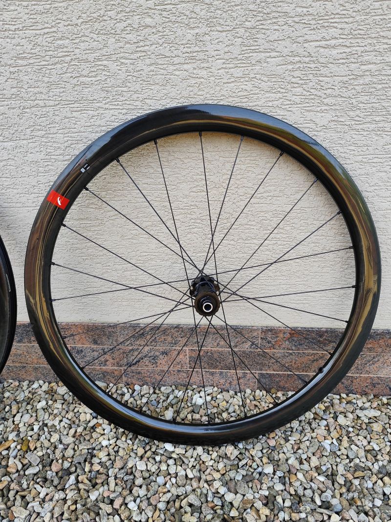 Fulcrum WIND 42 DB Carbon - zapletená kola