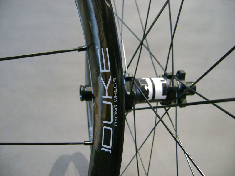 DUKE SLS 6Ters (1260g) + WTB app