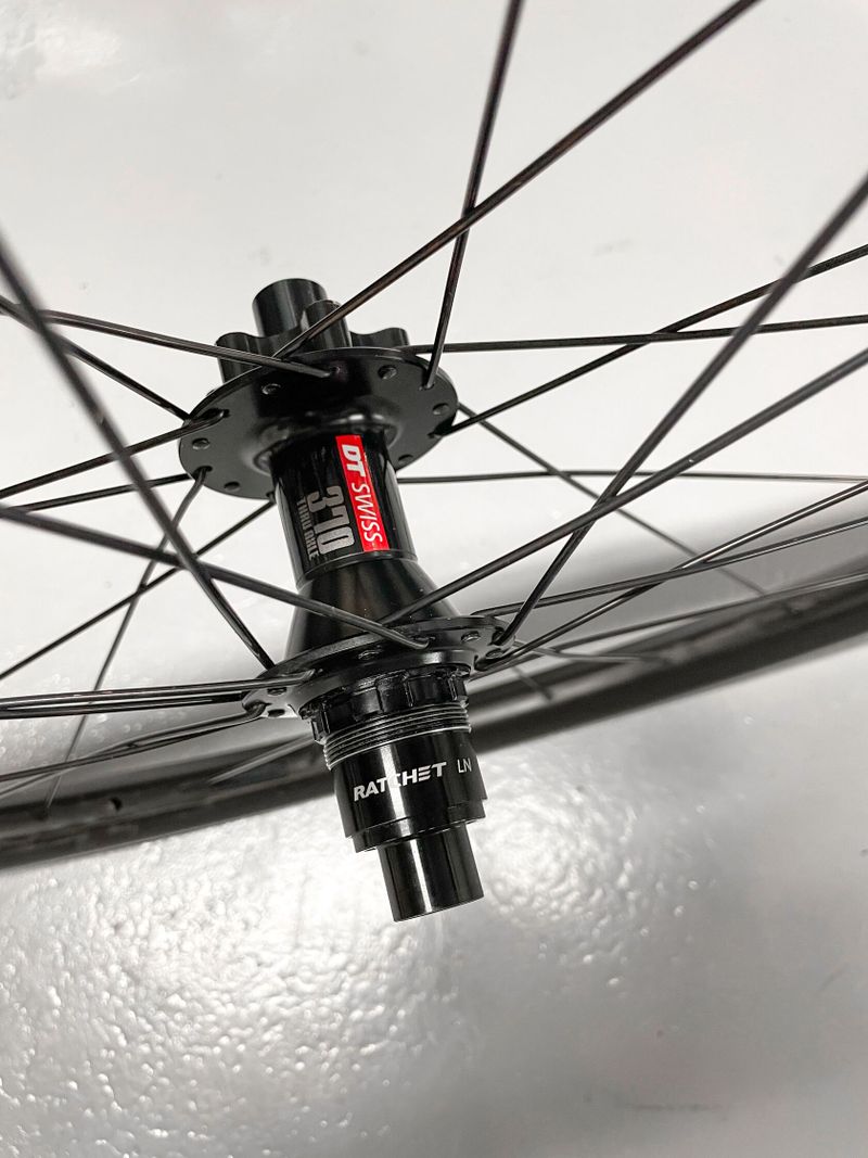 Roval Traverse Carbon 29 Boost – karbonová kola s DT Ratchet 