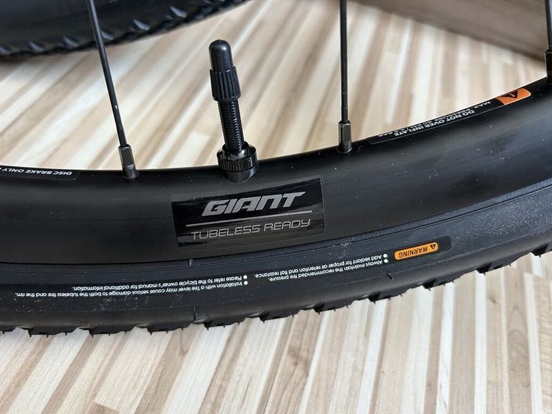 Gravel kola Giant SX2 sundaná z Giant Revolt 1 2025 
