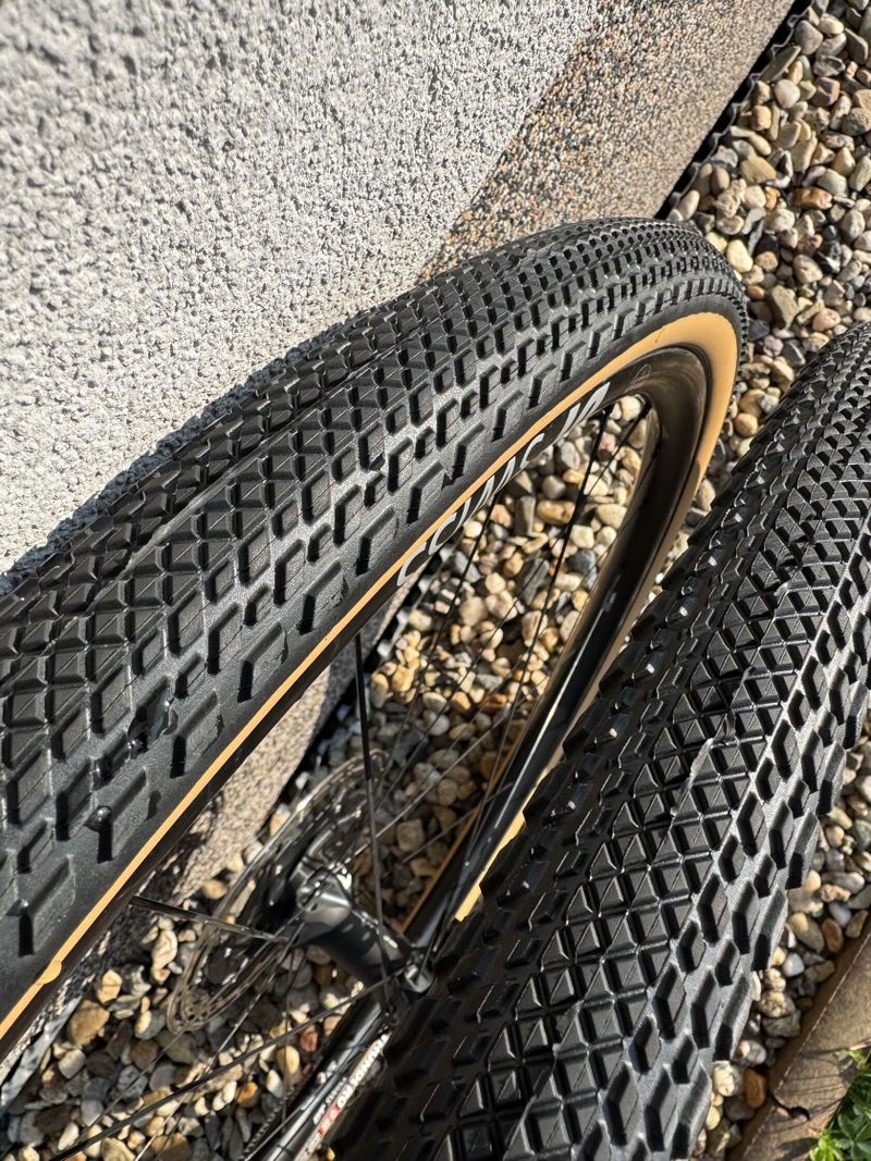 Tufo Gravel Thundero - plášť 700x40C bezdušový černá/béžová