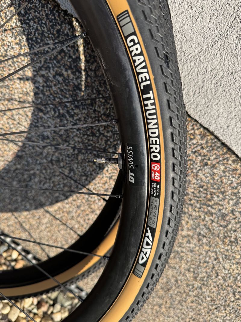 Tufo Gravel Thundero - plášť 700x40C bezdušový černá/béžová