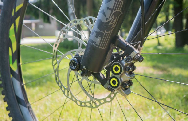 GIANT TRANCE ADVANCED, KARBONOVÝ RÁM I KOLA