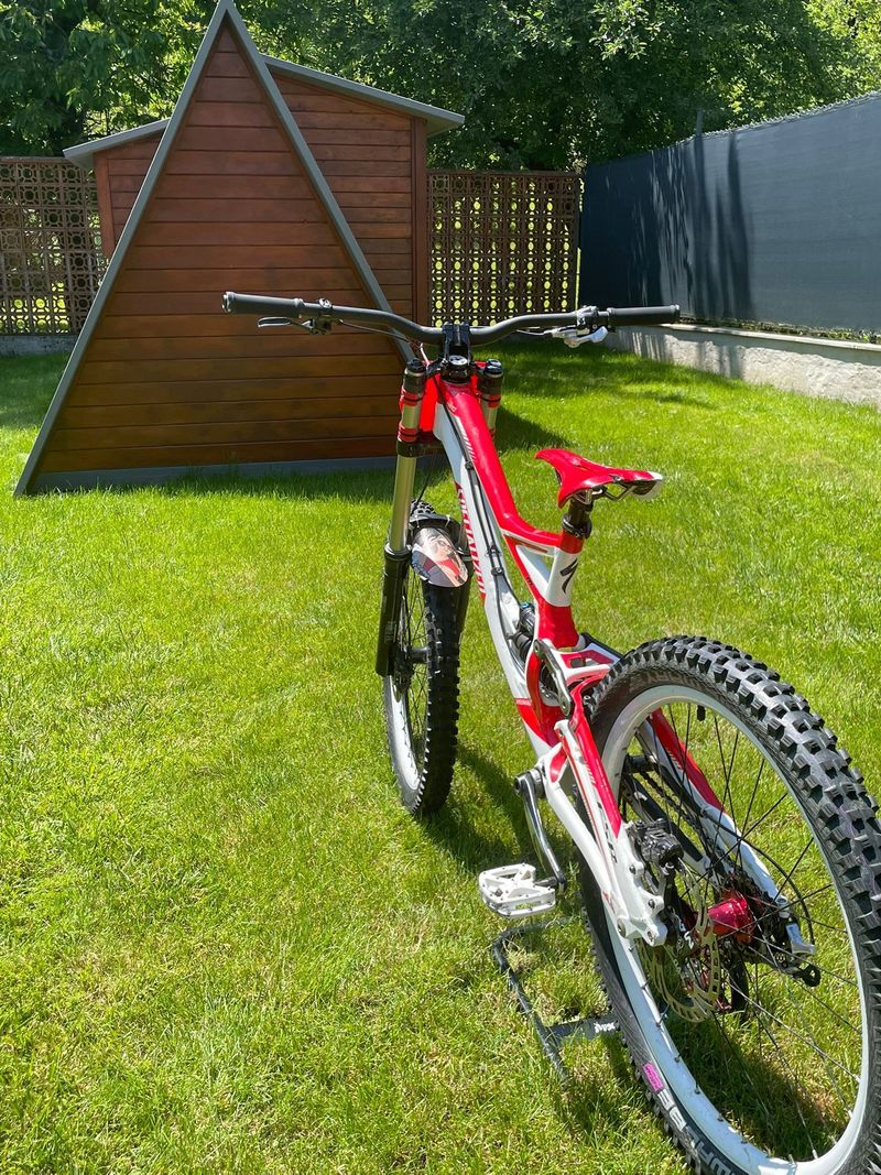 Specialized demo 8