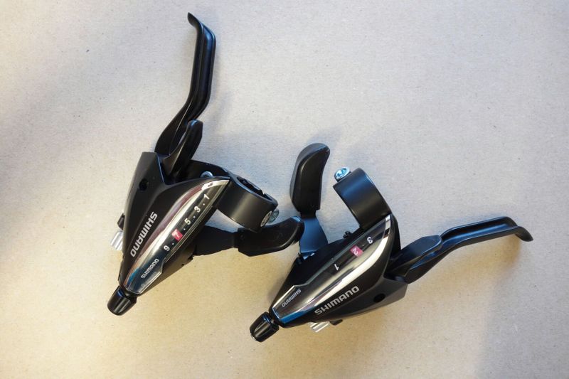 Řadící a brzdové páčky Shimano