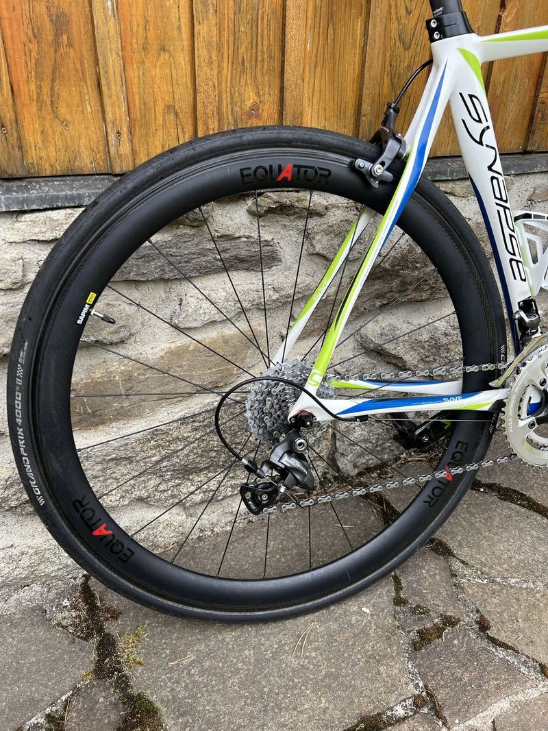 Karbonový Cannondale Synapse Ultegra s karbonovýmy koly Equator, vel 56"