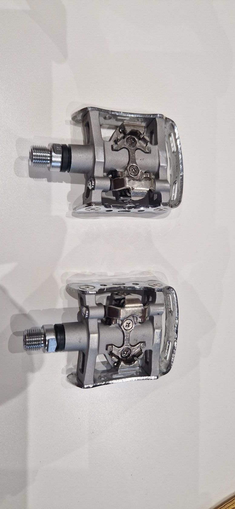 Jednostranné nášlapné pedály Shimano