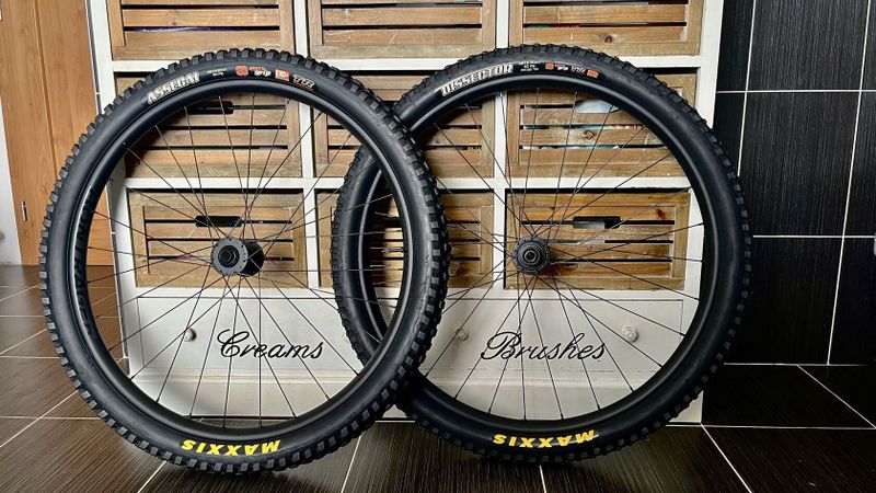 Zapletená kola 29” Bontrager line 30 comp + pneu Maxxis Assegai, Maxxis Dissector