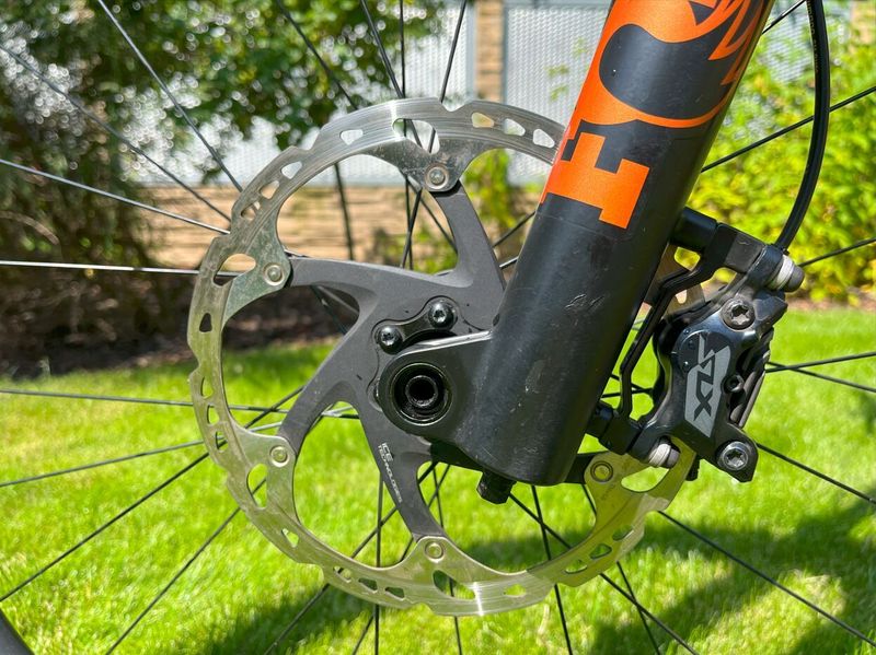 Upravený TREK Fuel EX 9.8 GX AXS 2022 s wattmetrem