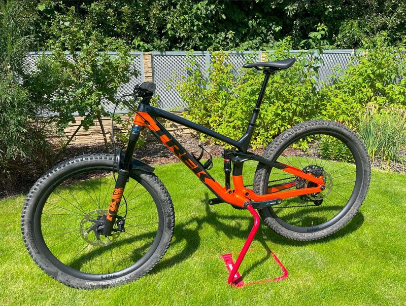 Upravený TREK Fuel EX 9.8 GX AXS 2022 s wattmetrem