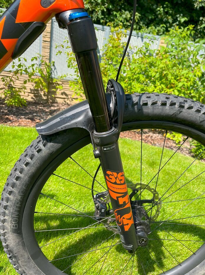 Upravený TREK Fuel EX 9.8 GX AXS 2022 s wattmetrem