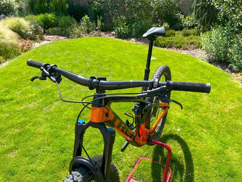 Upravený TREK Fuel EX 9.8 GX AXS 2022 s wattmetrem