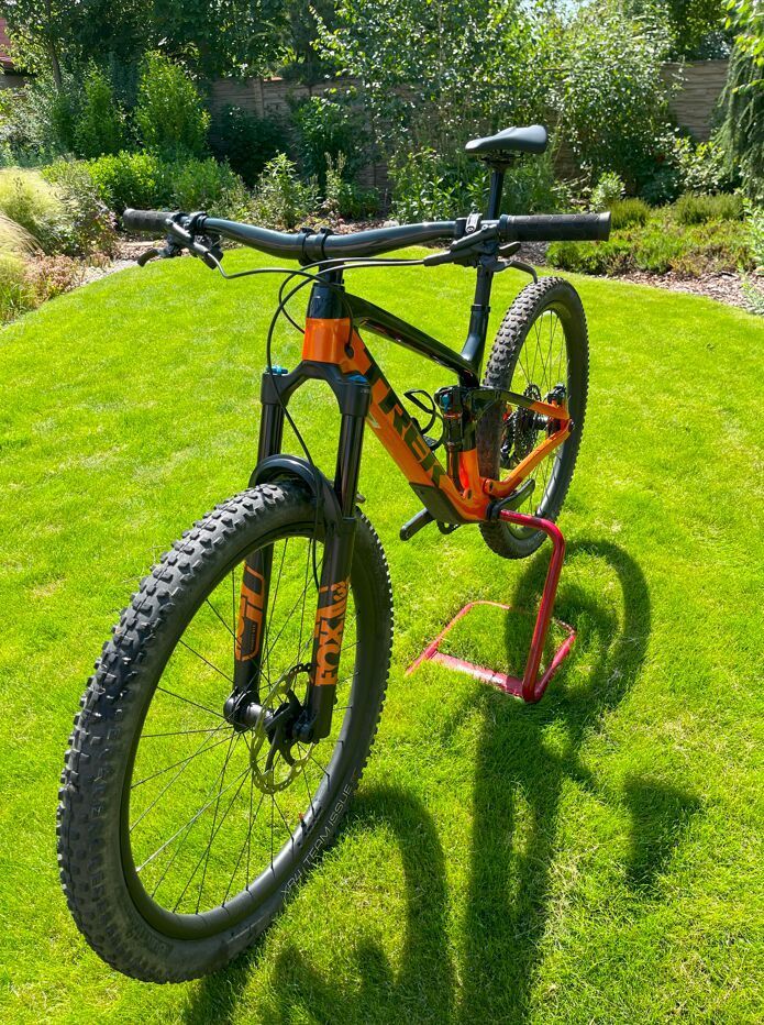 Upravený TREK Fuel EX 9.8 GX AXS 2022 s wattmetrem