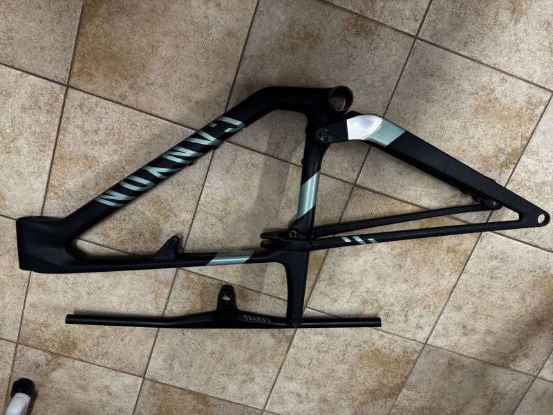 Prodám zcela nový rám Canyon Lux World Cup CFR LTD včetně vidlice, tlumiče a kokpitu